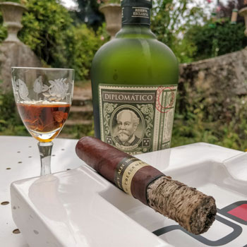 Alec Bradley Cigarro del mercado negro con ron Diplomatico