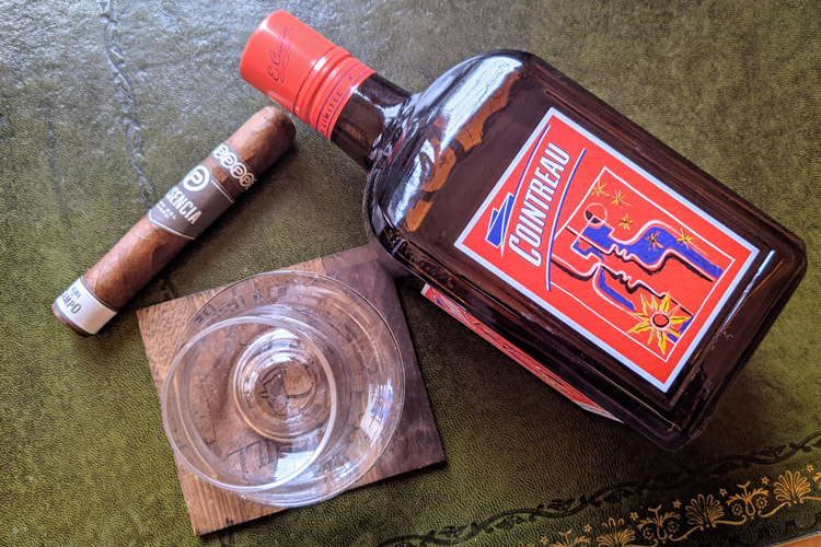 Botella y cigarro Cointreau Triple Sec