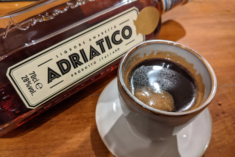 Espresso y Adriático Amaretto