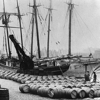 Muelles de Londres descargando vino de Oporto en 1909