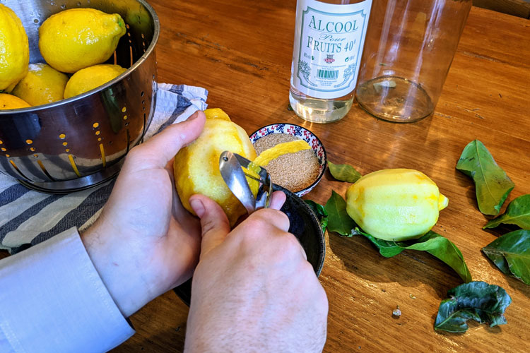 Peeling Lemon Zest Para Limoncello