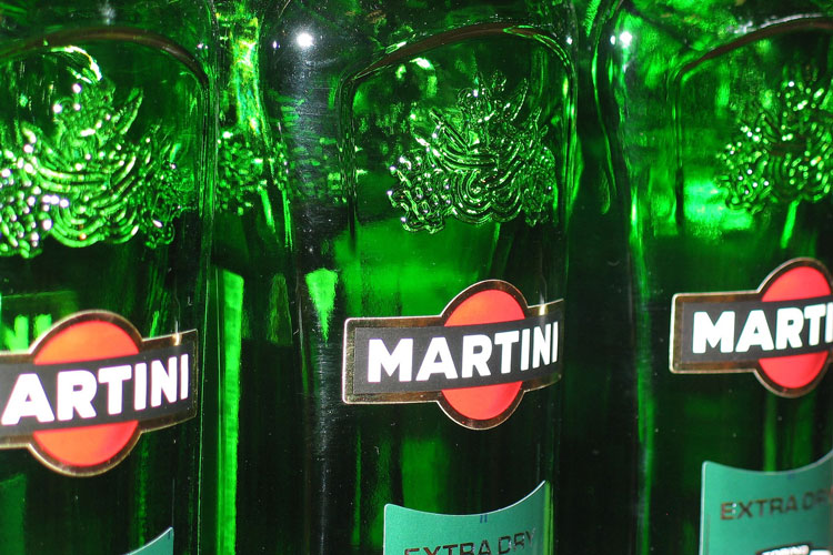 Fila de botellas de vermut martini extra seco